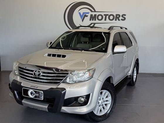 TOYOTA HILUX SW4 3.0 SRV 4X4 7 LUGARES 16V TURBO INTERCOOLER DIESEL 4P AUTOMÁTICO TOYOTA HILUX SW4 3.0 SRV 4X4 7 LUGARES 16V TURBO INTERCOOLER DIESEL 4P AUTOMÁTICO